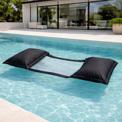 Luxus Wasserhängematte in Schwarz von chillisy schwimmt im Infinity Pool vor Villa  – Premium Poolhängematte für Sommer, Pool und Meer
