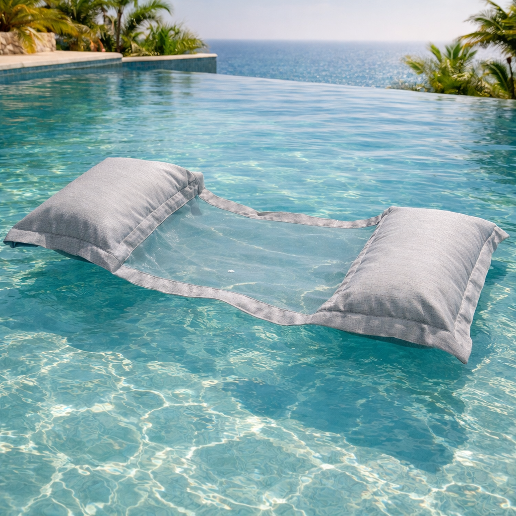 Luxus Wasserhängematte in Steinoptik Grau Melange von chillisy schwimmt im Infinity Pool mit Meerblick unter Palmen – Premium Poolhängematte für Sommer, Pool und Meer