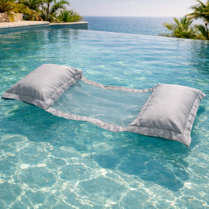 Luxus Wasserhängematte in Steinoptik Grau Melange von chillisy schwimmt im Infinity Pool mit Meerblick unter Palmen – Premium Poolhängematte für Sommer, Pool und Meer