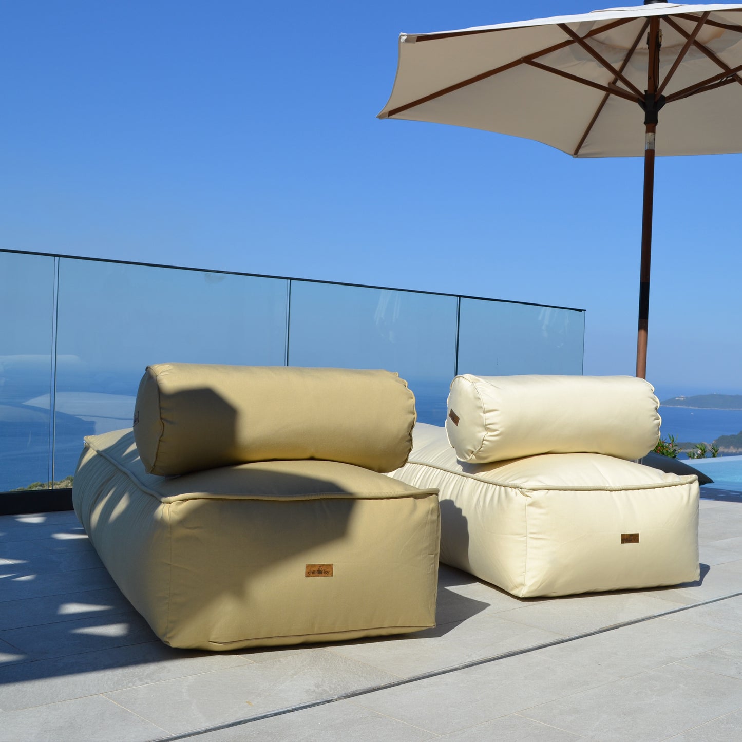 Loungebett mit Nackenrolle, Farbe: Canvas (rechts) und Butter Karamell Gold (links), 200x70x35 cm, Marke: chillisy, hergestellt in Deutschland.