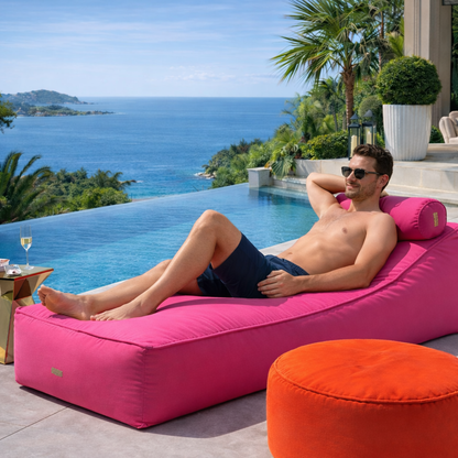 Nackenrolle und oragenen Pouf aus der Kollektion CHILL EASY LOUNGE von chillisy mit Mann in Badehose