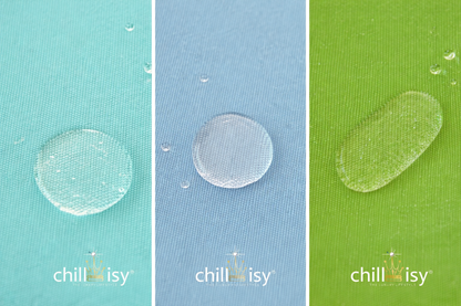 Detailaufnahme wasserabweisender Outdoor-Stoffe in Mint, Aqua Blau und Grün mit chillisy Logo – hochwertiges Material für Poolkissen und Wasserhängematten