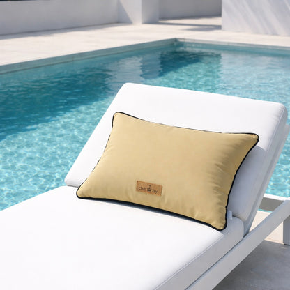 Gartenkissen Rückseite dargestellt in beige auf Gartenliege am Pool von chillisy hergestellt in Deutschland.
