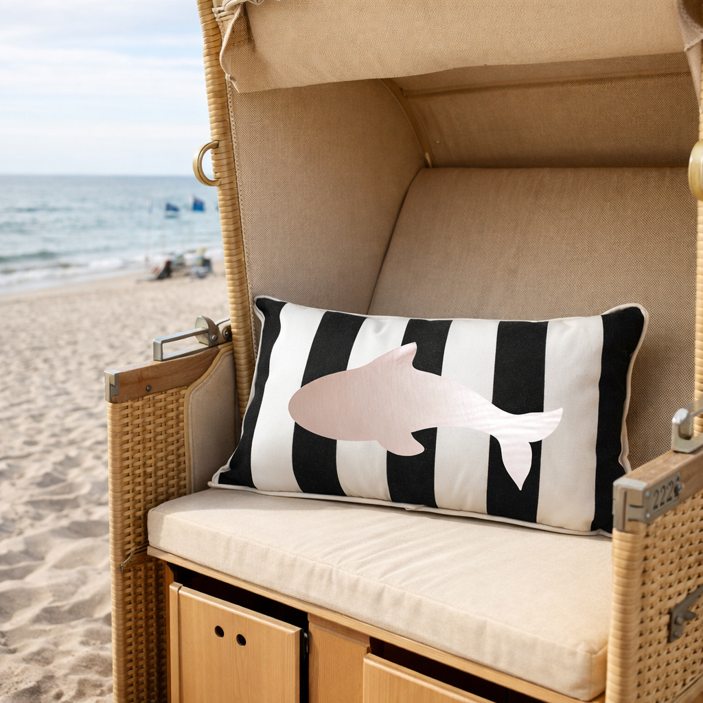 Witterungsbedinge Gartenkissen schwarz/weiss gestreift mit silbernem Wal im Strandkorb am Meer von chillisy 