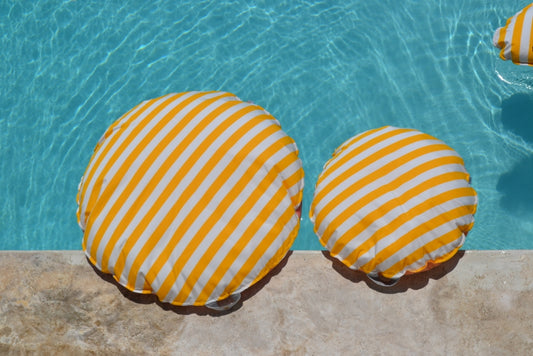 Gelb-weiß gestreifte Badeinsel von chillisy hergestellt in Deutschland online kaufen.