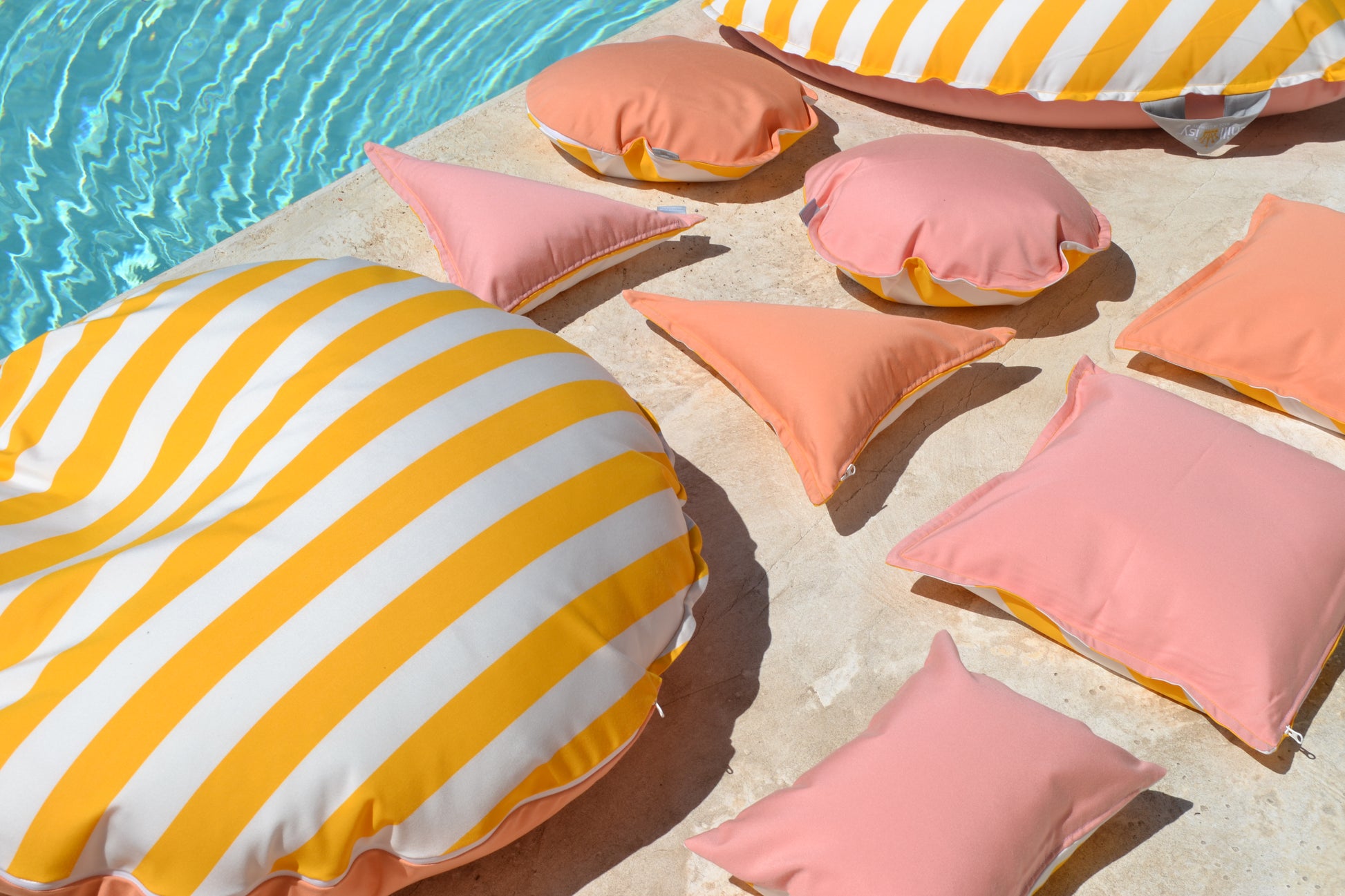Kissen Rondo in der Farbe Aprikot und Rosa aus der Kollektion Capri | Schwimmkissen & Gartenkissen von chillisy
