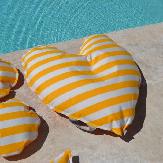 Badeinsel im Herz Format Gelb Weiß gestreift aus der Kollektion Capri von chillisy mit einem Durchmesser von circa 100 cm.