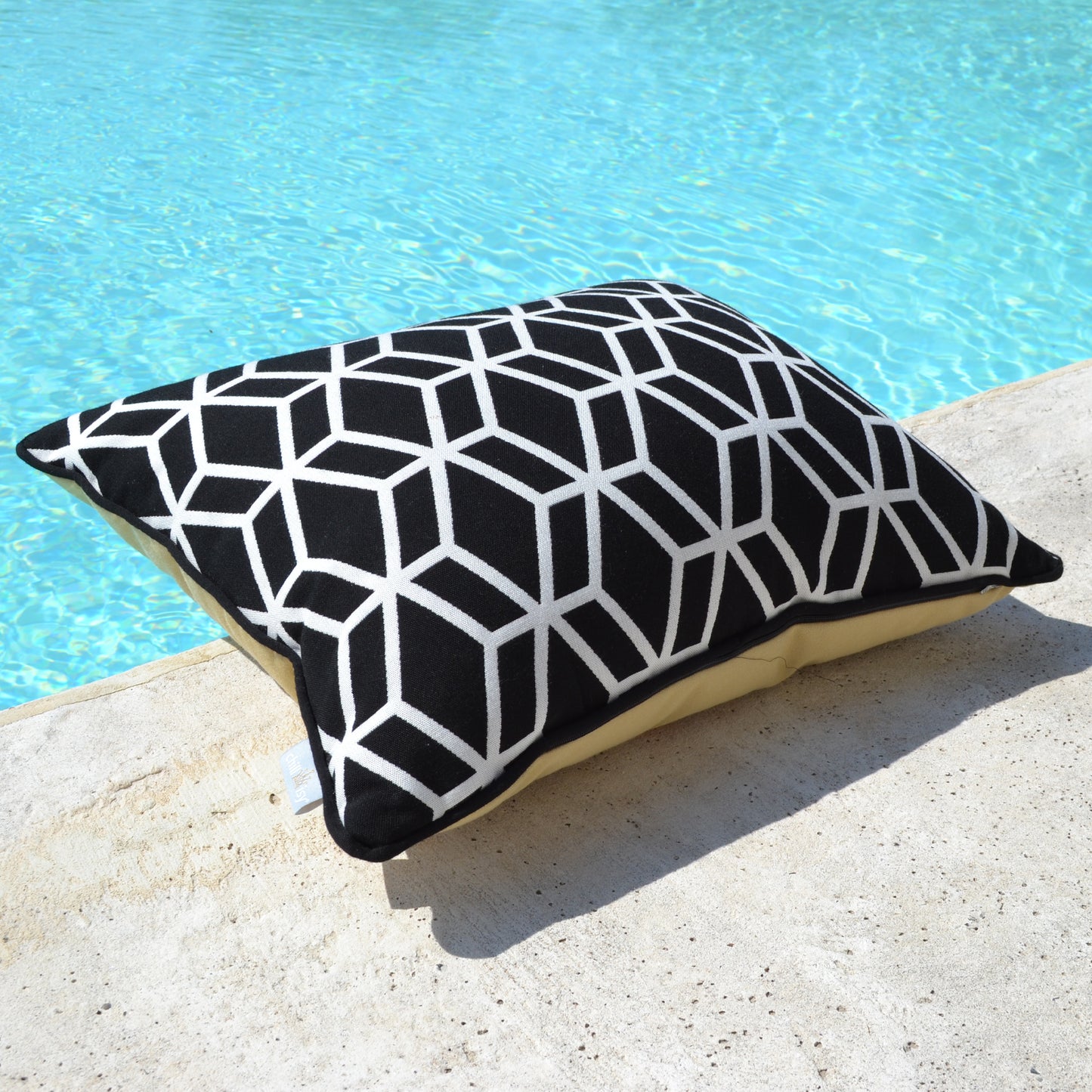 Kissen Outdoor und Indoor, Farbe: Hintergrund schwarz mit weiem geometrischen Muster. Rückseite: Beige. Alle Größen verfügbar.