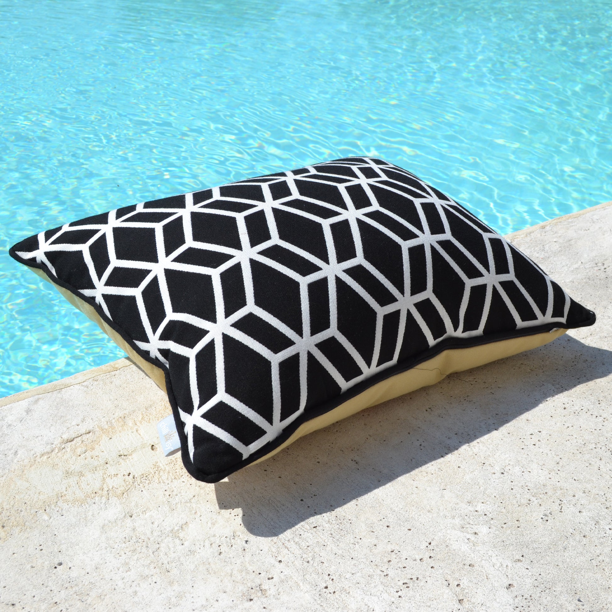 Kissen Outdoor und Indoor, Farbe: Hintergrund schwarz mit weiem geometrischen Muster. Rückseite: Beige. Alle Größen verfügbar.