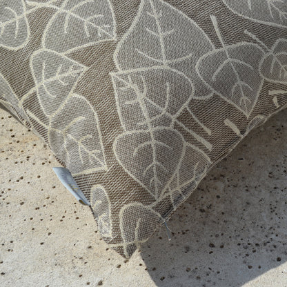 Graues Gartenkissen mit hellem Blättermotiv gewebt - Detailaufnahme - hergestellt in Deutschland von chillisy
