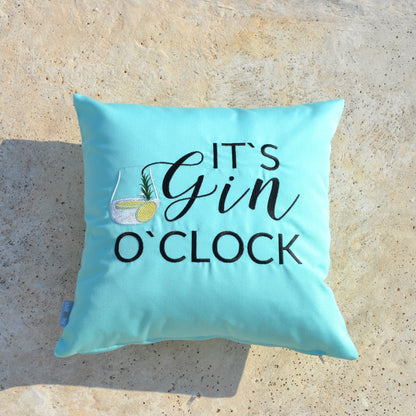 Mint farbenes Kissen bestickt mit dem Motiv IT‘S GIN O‘CLOCK. Die Kissenform ist quadratisch und misst 45x45 cm.