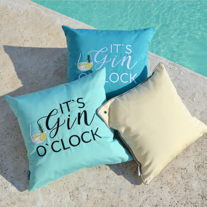 3er Kissenset: Kissen IT'S GIN O'CLOCK 45x45 Türkis. Verwendung: Indoor und Outdoor und Yacht. Türkis farbenes Kissen bestickt mit dem Motiv IT‘S GIN O‘CLOCK. Die Kissenform ist quadratisch und misst 45x45 cm.