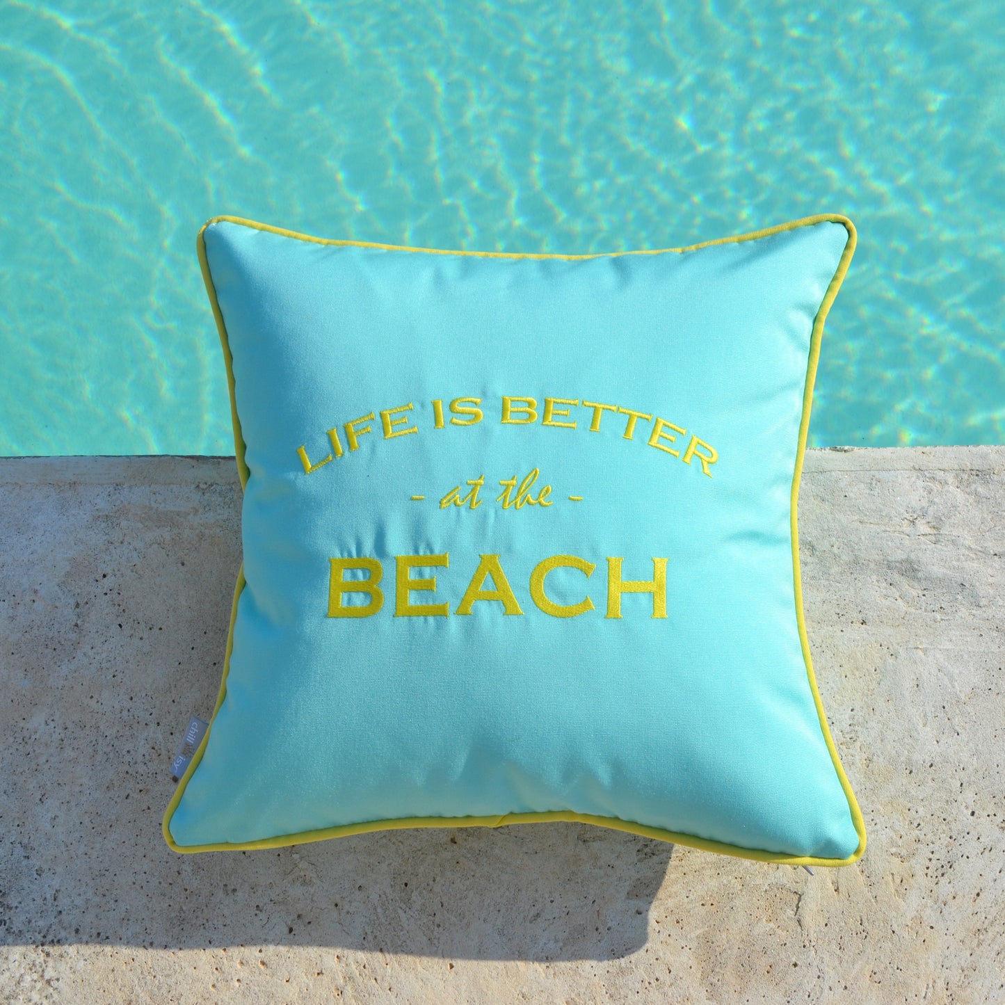 Kissen LIFE IST BETTER AT THE BEACH in Mint Limone
Mint farbenes Kissen in Limonen Gelb bestickt "LIFE IS BETTER AT THE BEACH". Für Strandliebhaber, die ein bisschen Beach Feeling zu Hause bevorzugen.