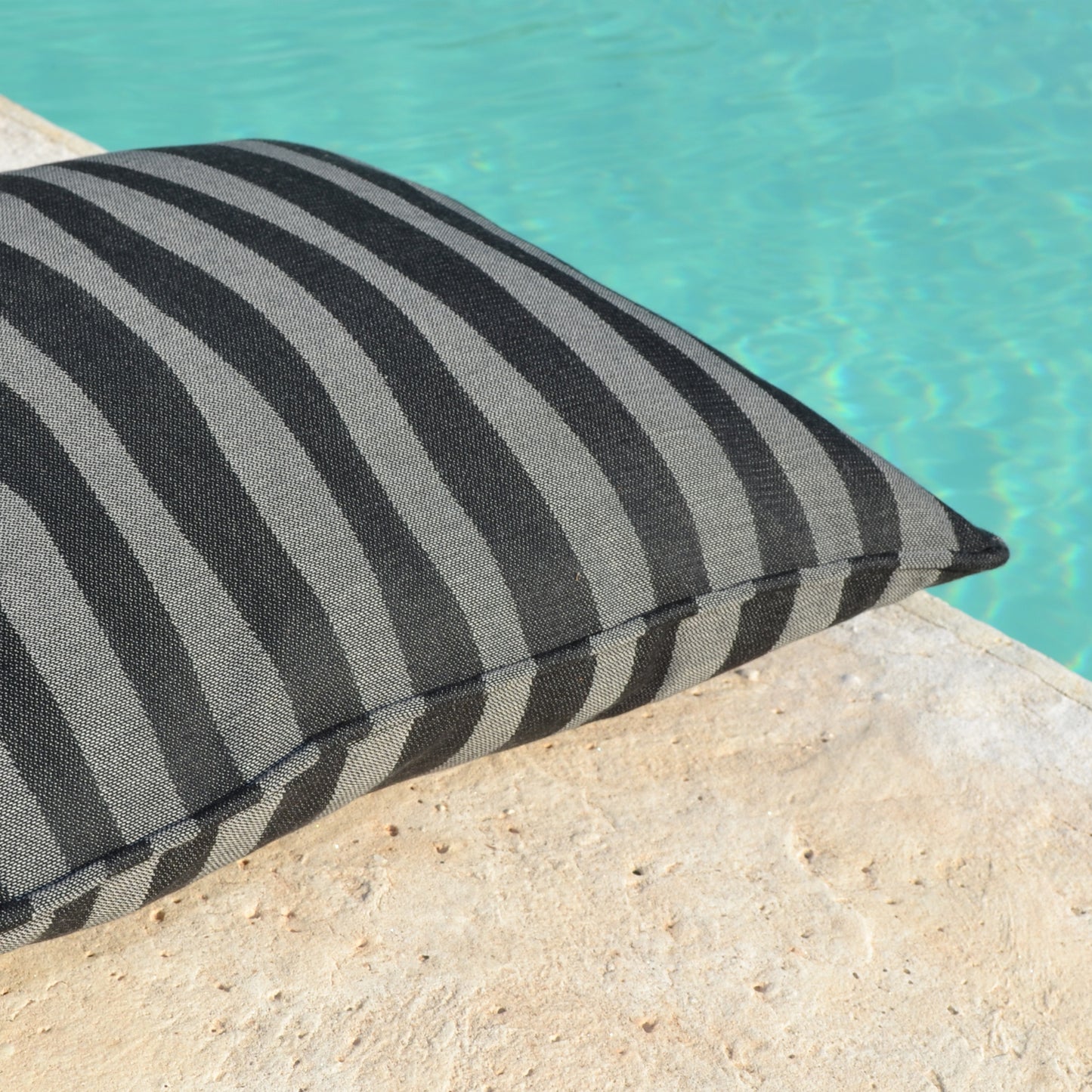 Kissen, Farbe: schwarz, dunkelgrau, Design: Waves, Wellen. Hergestellt in Deutschland. Weltweiter Versand. Marke: chillisy.
Cushion, color: black, dark gray, design: waves. Made in Germany. Worldwide shipping. Brand: chillisy.