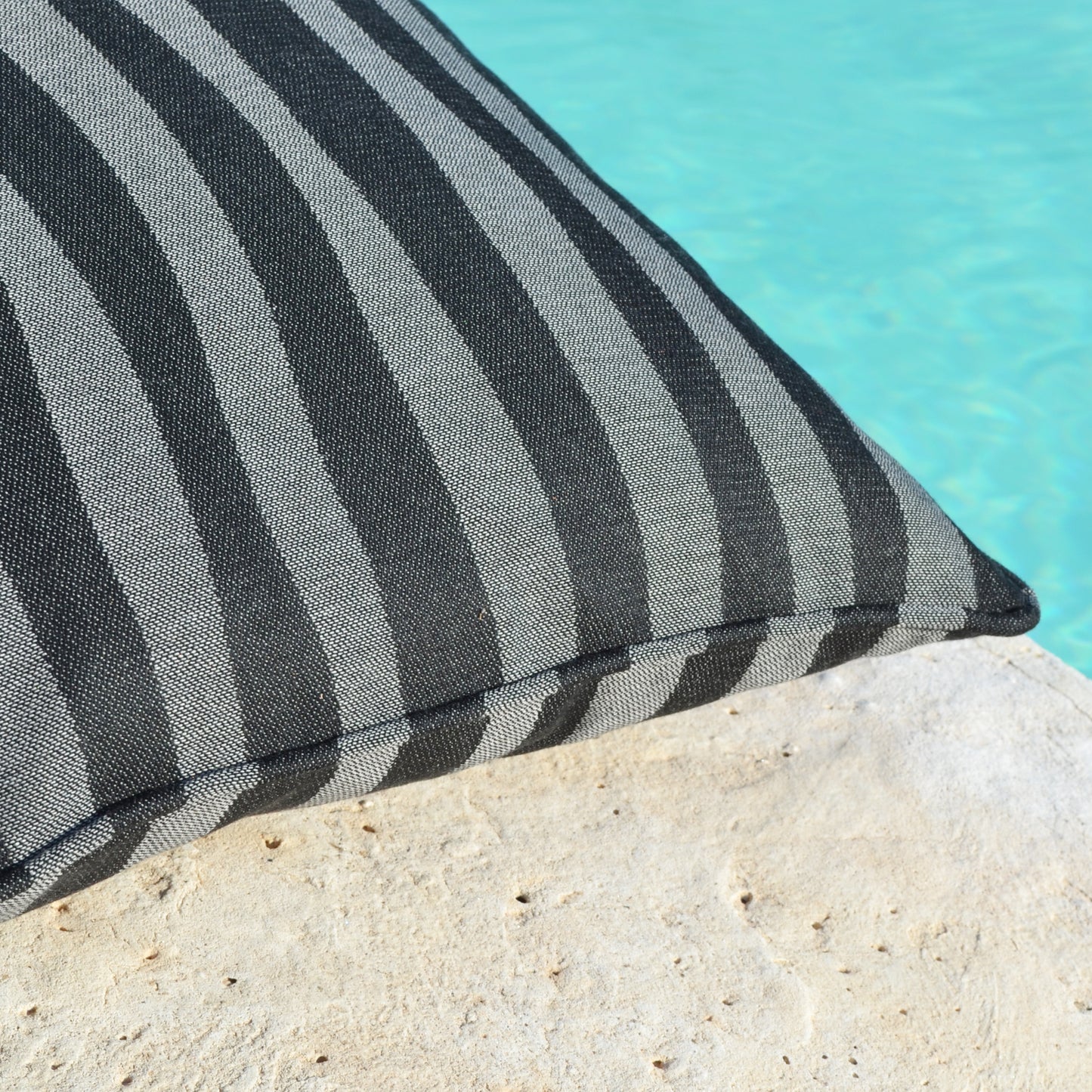 Kissen, Farbe: schwarz, dunkelgrau, Design: Waves, Wellen. Hergestellt in Deutschland. Weltweiter Versand. Marke: chillisy.
Cushion, color: black, dark gray, design: waves. Made in Germany. Worldwide shipping. Brand: chillisy.