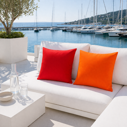 Gartenkissen in Rot und Hummer Orange auf weißer Lounge am Yachthafen von chillisy in Deutschland hergestellt.