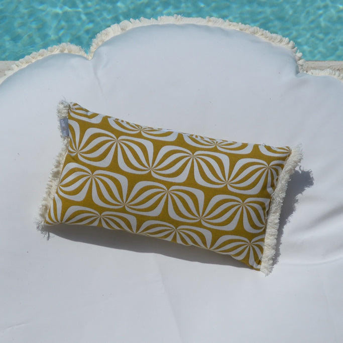 Gartenkissen Goldfalter Riviera Gold am Pool als Kopfkissen im Wasser verwendbar