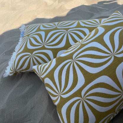 chillisy Outdoor Kissen und Reisekissen 30x40 cm im Goldfalter Design im Schatten am Sandstrand liegend – ultraleichtes Outdoor Kissen für Pool, Strand und Reise, hergestellt in Deutschland.