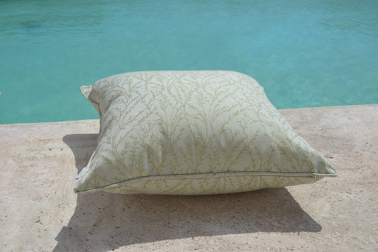 Kissen Florina. Grünes Gartenkissen mit floralem Muster, hergestellt aus Dralon für die Verwendung In- und Outdoor. Von chillisy® in Deutschland hergestellt. 