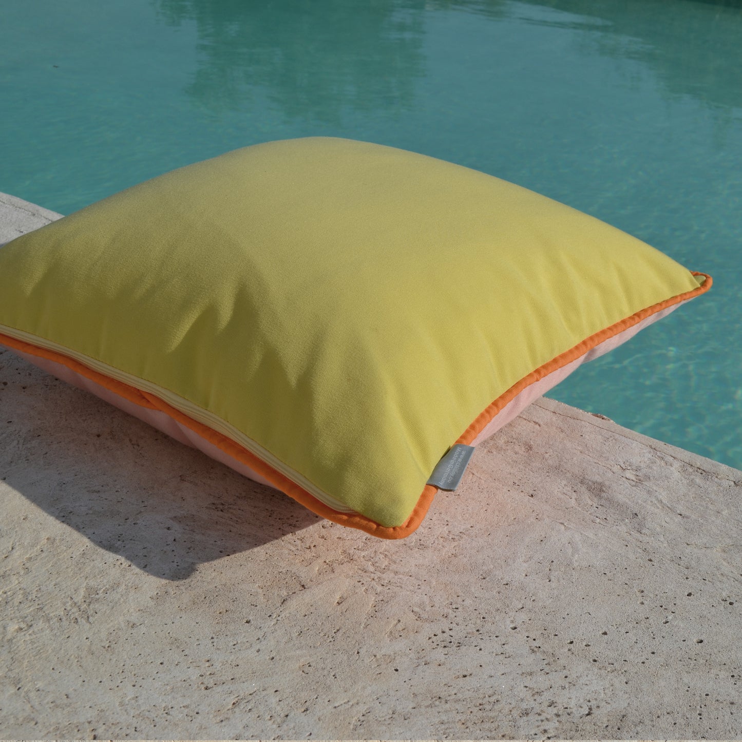 
Happy Cushions Kissen in der Farbkombination Zitronen Gelb, Mandarinen Orange und Rosa. Gartenkissen hergestellt in Deutschland von chillisy.