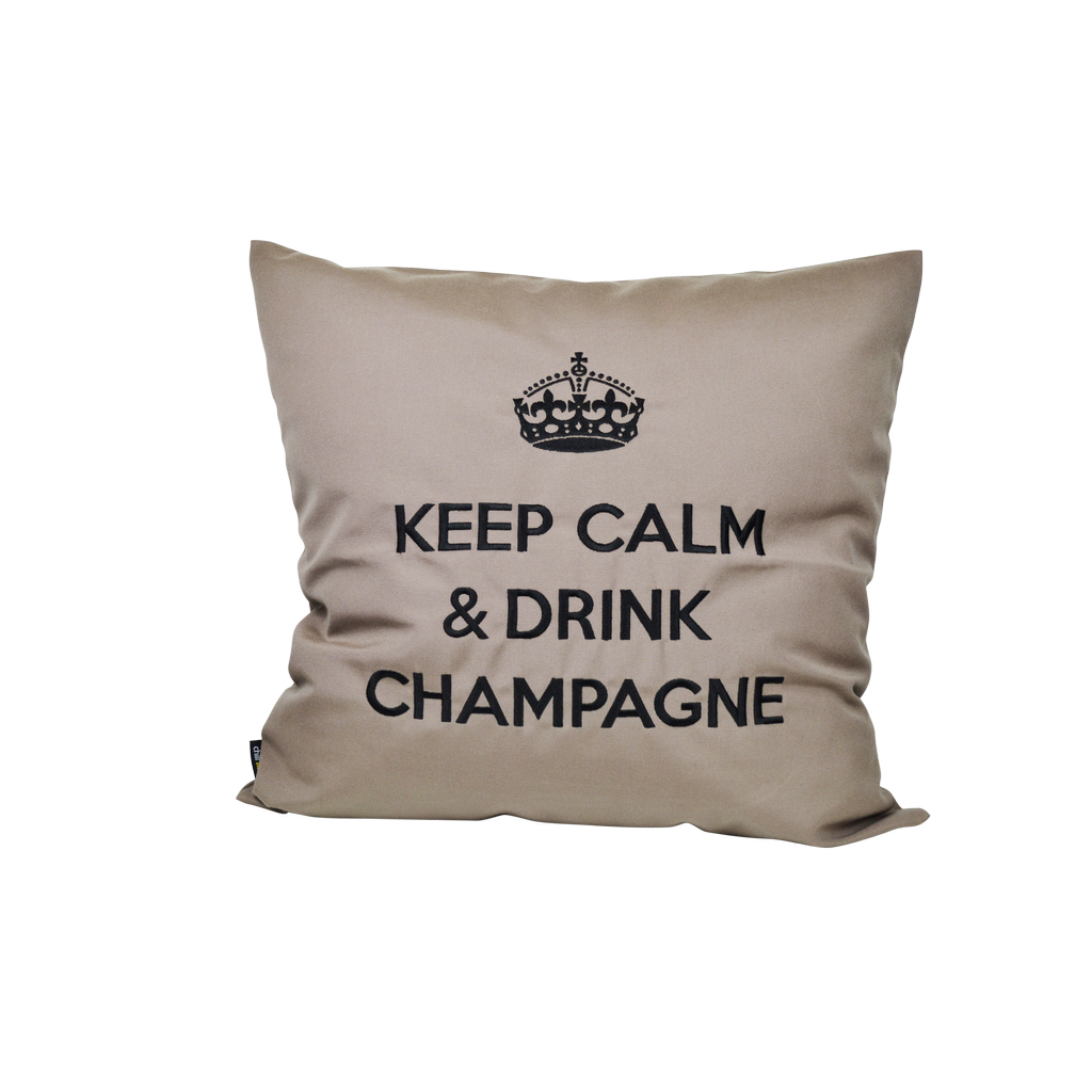 Taupes Kissen mit schwarz gestickter Krone und Schriftzug KEEP CALM & DRINK CHAMPAGNE für Garten, Terrasse und Wohnzimmer.