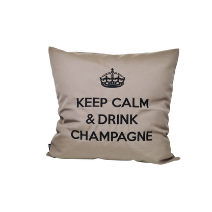 Taupes Kissen mit schwarz gestickter Krone und Schriftzug KEEP CALM & DRINK CHAMPAGNE für Garten, Terrasse und Wohnzimmer.