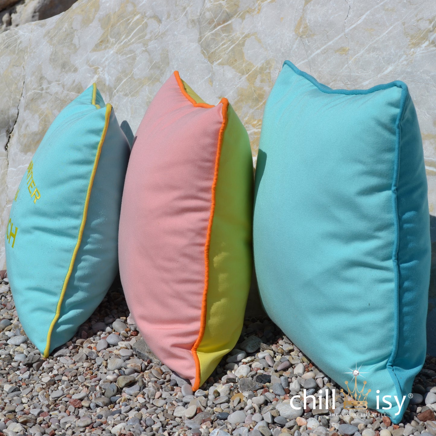 Outdoor Kissen: 1. Kissen LIFE IST BETTER AT THE BEACH in der Farbe Mint mit Limone, 2. Kissen HAPPY CUSHIONS in Rosa, Orange, Gelb, 3. Kissen HAPPY CUSHIONS n Mint mit Türkis.