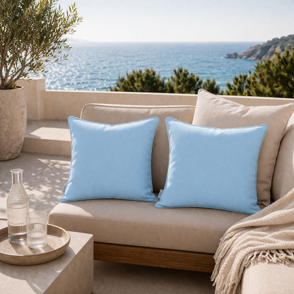 Gartenkissen Aqua Blau von chillisy hergestellt in Deutschland. Witterungsbeständig, farbecht, schmutzabweisend. Dargstellt auf Gartenlounge mit Meer.