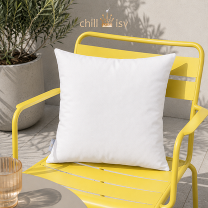 Weißes Outdoor Kissen von chillisy® – wetterfestes Premium Gartenkissen aus hochwertigem Outdoor-Stoff, UV-beständig, wasserabweisend und Made in Germany. Dargestellt auf gelben Bistro Gartenstuhl.