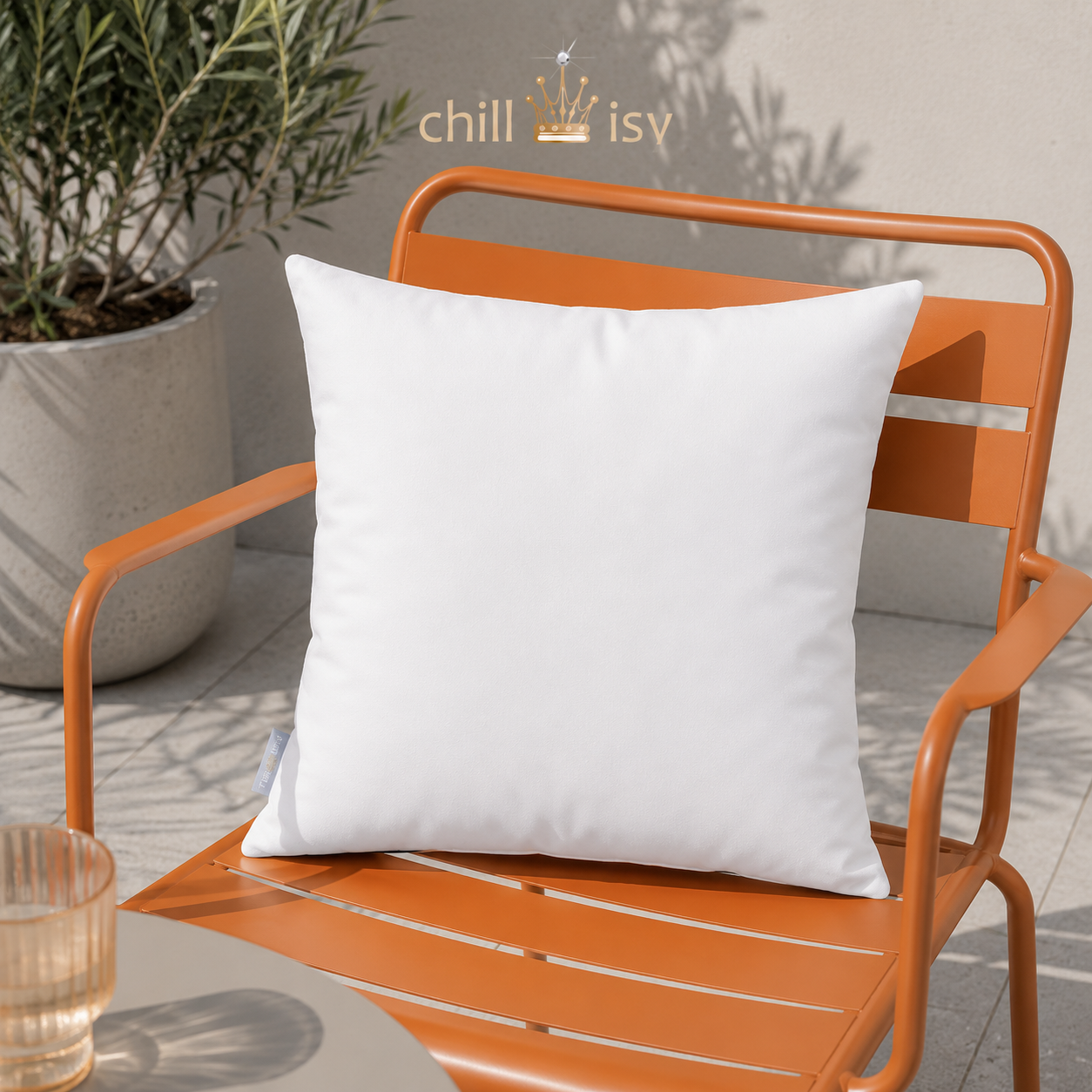 Weißes Outdoor Kissen von chillisy® – wetterfestes Premium Gartenkissen aus hochwertigem Outdoor-Stoff, UV-beständig, wasserabweisend und Made in Germany. Dargestellt auf orangenem Stuhl.