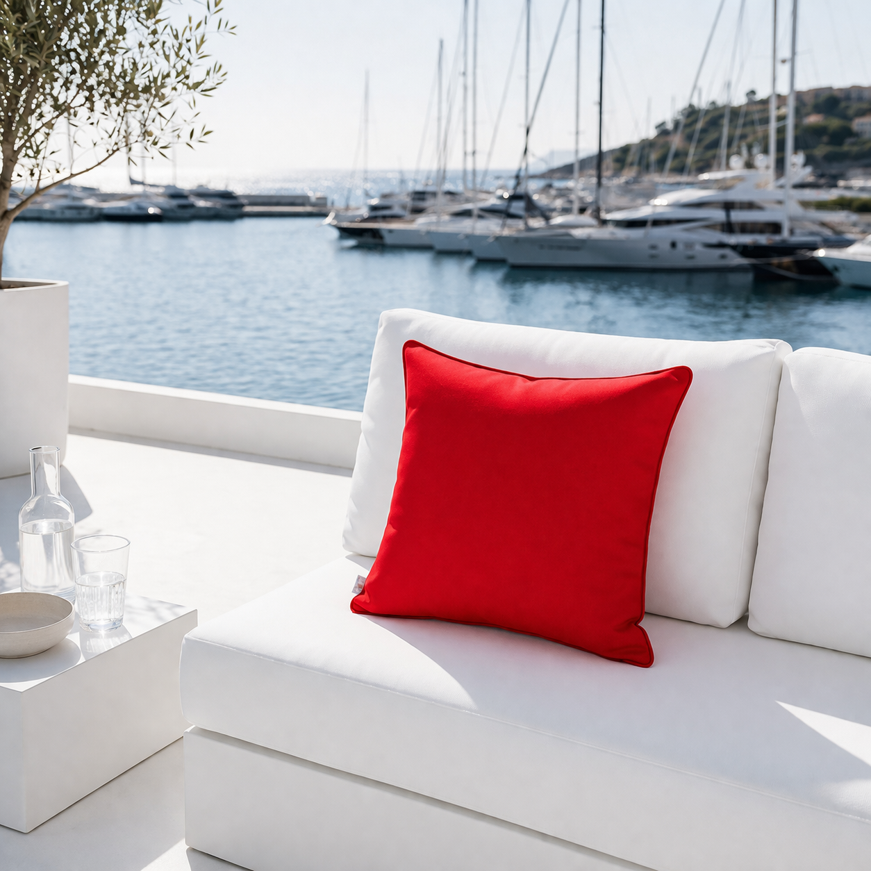 Roter Gartenkissen aus Sunbrella Textil Logo Red witterungsbeständig hergestellt in Deutschland von chillisy auf weißer Gartenlounge am Hafen.
