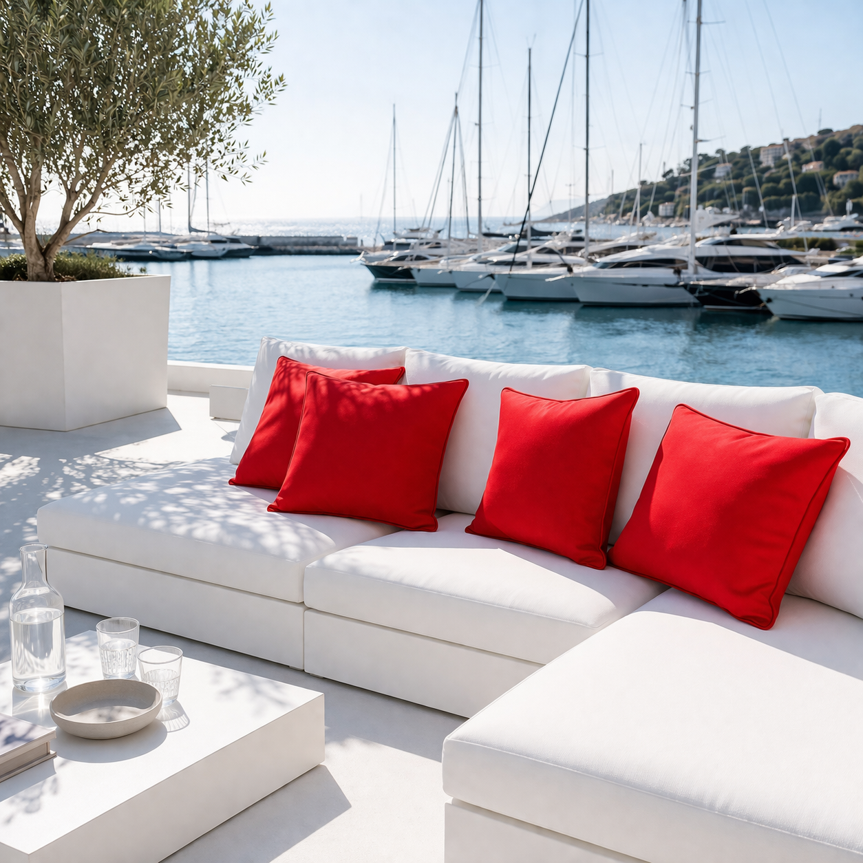 Rote Gartenkissen aus Sunbrella Textil Logo Red witterungsbeständig hergestellt in Deutschland von chillisy auf weißer Gartenlounge am Hafen.