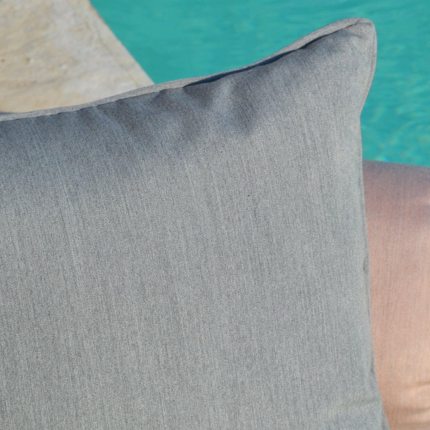 Summertime Premium cushion with piping - Stone Grey
