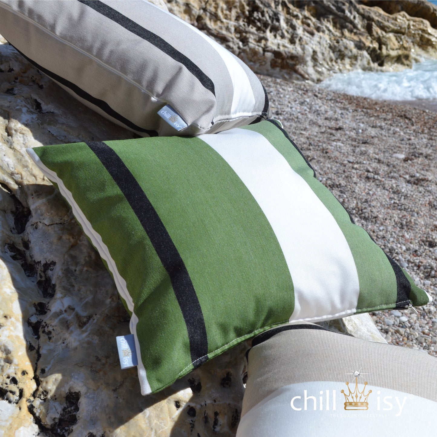 Sunbrella® Outdoor Kissen Canyon Colca 4003 Grün von chillisy hergestellt in Deutschland – Wetterfestes Garten- & Yachtkissen - dagestellt am Meer auf Felsen