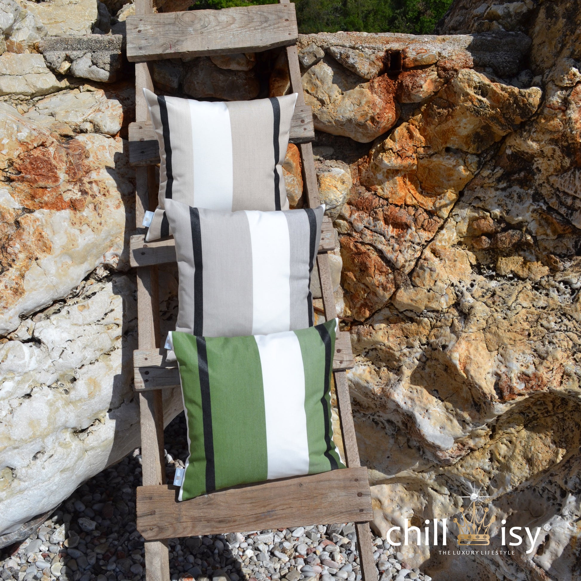 Sunbrella® Outdoor Kissen Canyon Colca 4003, Tenaya 4004 und  Verdon 4002 von chillisy hergestellt in Deutschland – Wetterfestes Garten- & Yachtkissen - dagestellt auf Holzleiter an Klippen