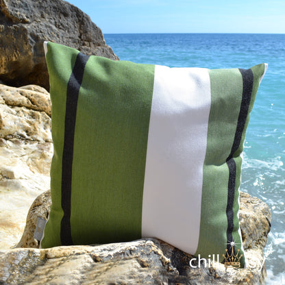 Sunbrella® Outdoor Kissen Canyon Colca 4003 Grün von chillisy hergestellt in Deutschland – Wetterfestes Garten- & Yachtkissen - dagestellt am Meer auf Klippen