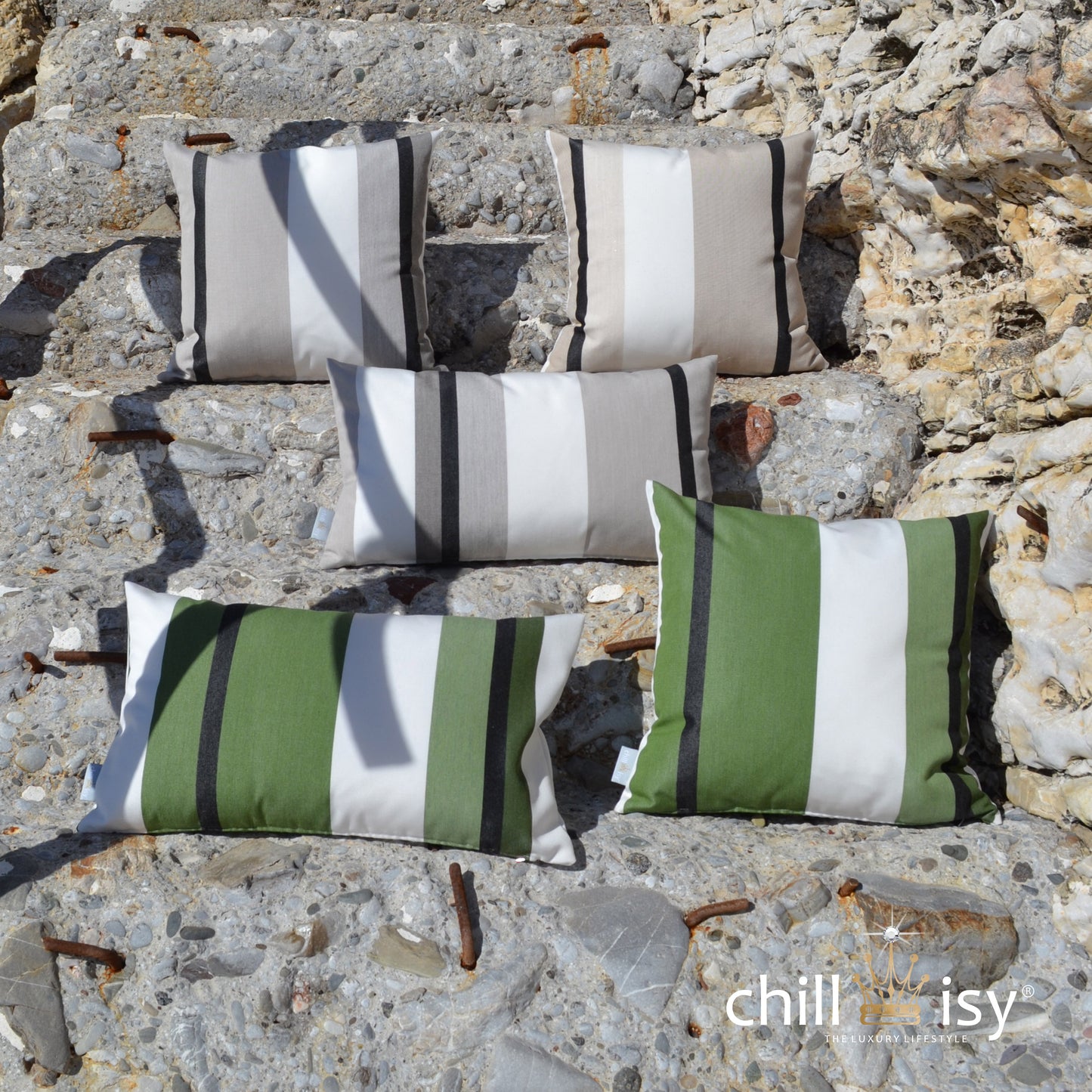 Sunbrella® Outdoor Kissen Canyon Colca 4003, Tenaya 4004 und  Verdon 4002 von chillisy hergestellt in Deutschland – Wetterfestes Garten- & Yachtkissen - dagestellt am Meer auf Felswand.