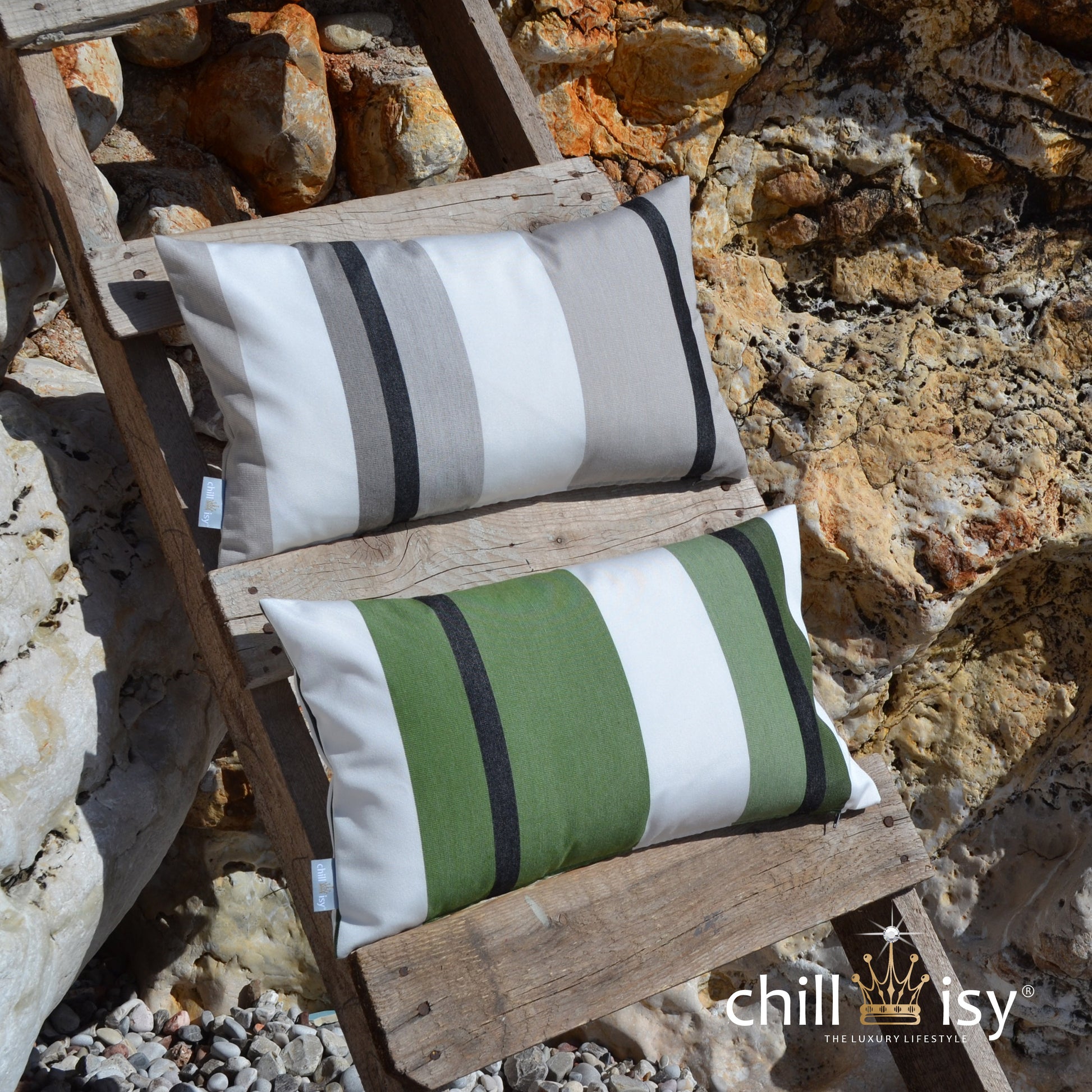 Sunbrella® Outdoor Kissen Canyon Colca 4003, Tenaya 4004 im Format 50x30 cm von chillisy hergestellt in Deutschland – Wetterfestes Garten- & Yachtkissen - dagestellt auf Holzleiter an Felswand