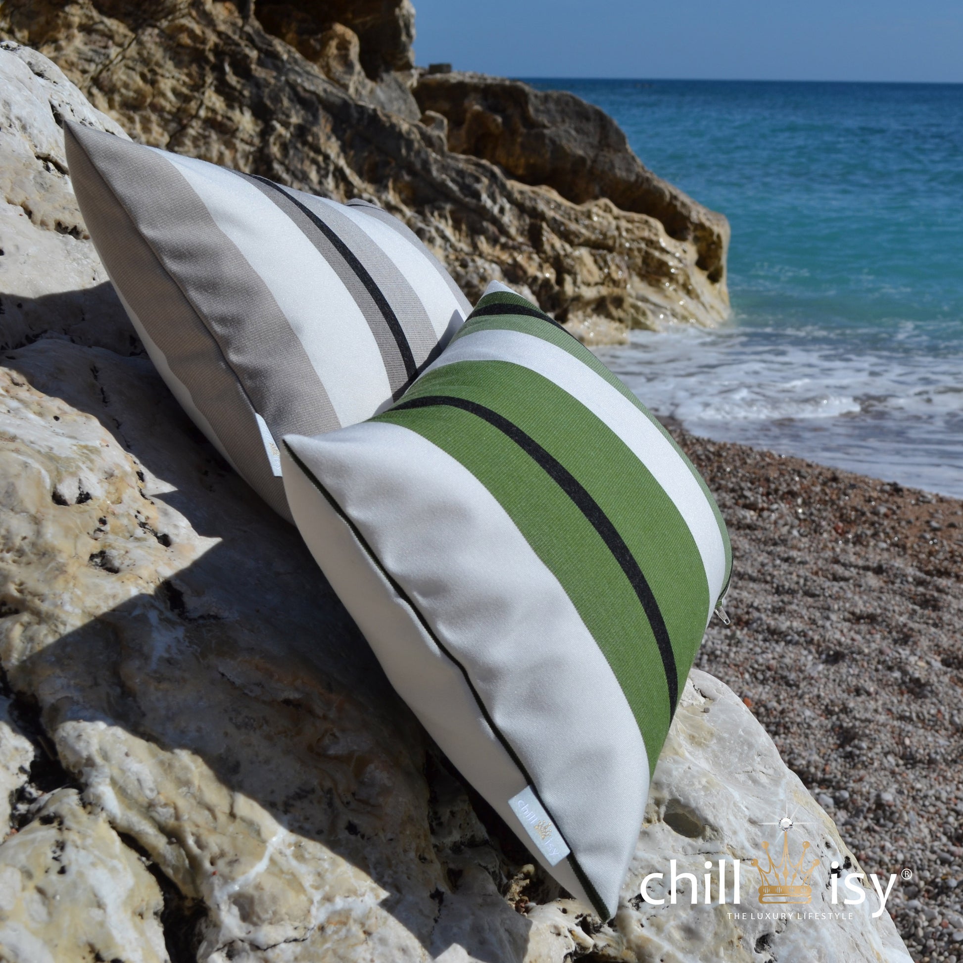 Sunbrella® Outdoor Kissen Canyon Colca 4003, Tenaya 4004 von chillisy hergestellt in Deutschland – Wetterfestes Garten- & Yachtkissen - dagestellt am Meer auf Klippen