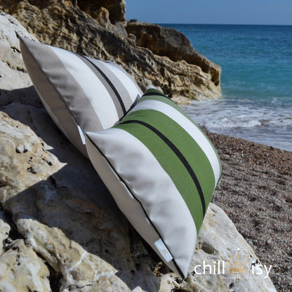 Sunbrella® Outdoor Kissen Canyon Colca 4003, Tenaya 4004 von chillisy hergestellt in Deutschland – Wetterfestes Garten- & Yachtkissen - dagestellt am Meer auf Klippen