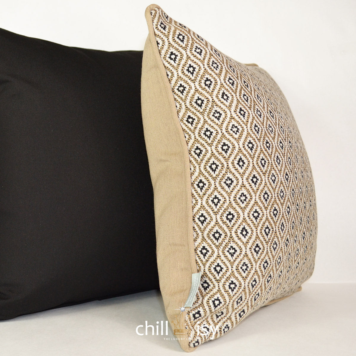 Beiges Kissen Sunbrella KOMO RAFFIA wetterfest für Outdoor und Indoor hergestellt von chillisy in Deutschland. Vorderseite im attraktiven Bohemian Style, Rückseite und Keder in Melange Beige.
