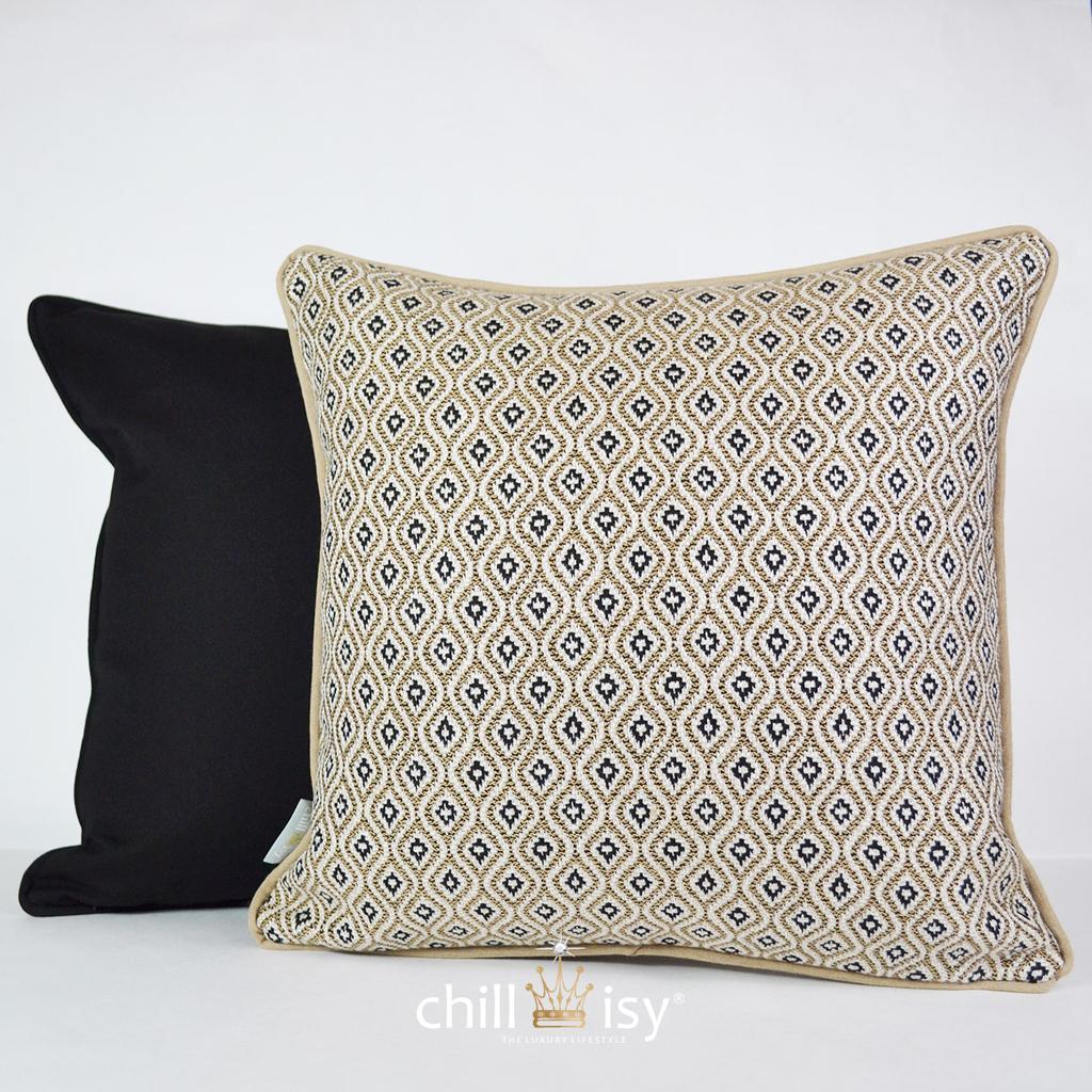 Beiges Kissen Sunbrella KOMO RAFFIA in 50x50 cm, im Hintergrund schwarzes Kissen 45x45 - beide Kissen wetterfest für Outdoor und Indoor hergestellt von chillisy in Deutschland.