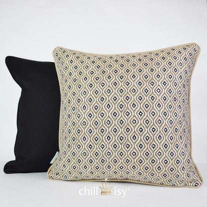 Beiges Kissen Sunbrella KOMO RAFFIA in 50x50 cm, im Hintergrund schwarzes Kissen 45x45 - beide Kissen wetterfest für Outdoor und Indoor hergestellt von chillisy in Deutschland.