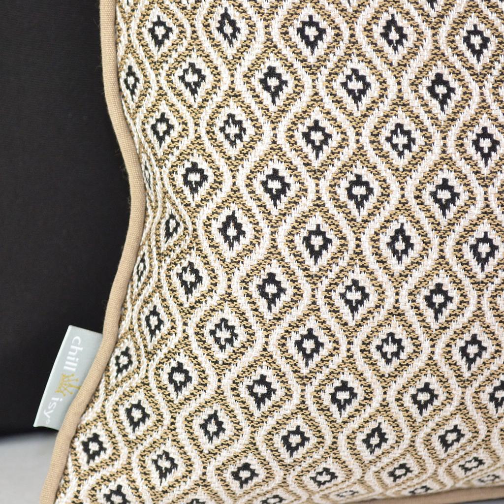 Detail: Beiges Kissen Sunbrella KOMO RAFFIA wetterfest für Outdoor und Indoor hergestellt von chillisy in Deutschland.