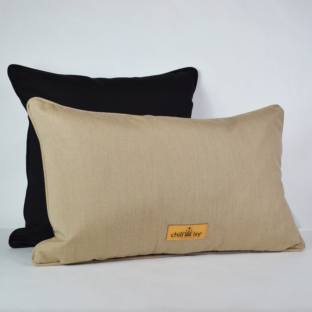 Rückseite des beigen Kissens Sunbrella KOMO RAFFIA wetterfest für Outdoor und Indoor hergestellt von chillisy in Deutschland.