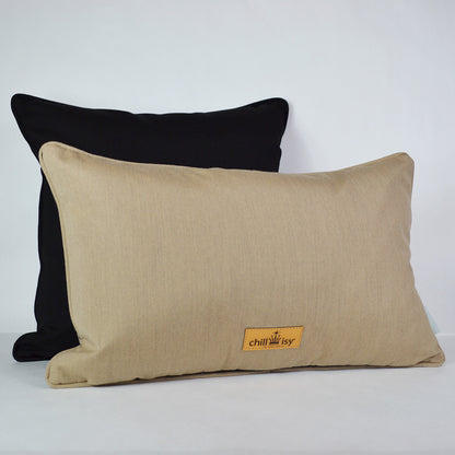 Rückseite des beigen Kissens Sunbrella KOMO RAFFIA wetterfest für Outdoor und Indoor hergestellt von chillisy in Deutschland.
