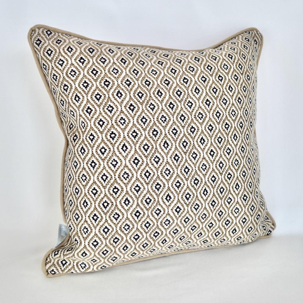 Bohemian Style in Beige: Kissen Sunbrella KOMO RAFFIA wetterfest für Outdoor und Indoor hergestellt von chillisy in Deutschland.