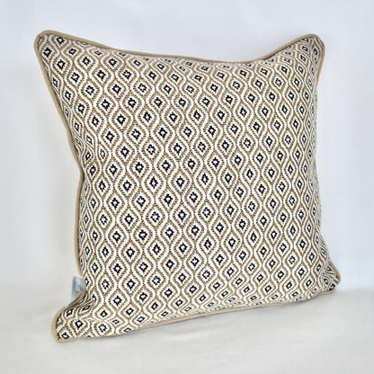 Bohemian Style in Beige: Kissen Sunbrella KOMO RAFFIA wetterfest für Outdoor und Indoor hergestellt von chillisy in Deutschland.