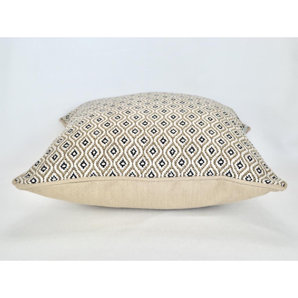 Seitenansicht: Beiges Kissen Sunbrella KOMO RAFFIA wetterfest für Outdoor und Indoor hergestellt von chillisy in Deutschland.