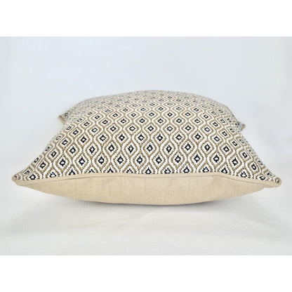 Seitenansicht: Beiges Kissen Sunbrella KOMO RAFFIA wetterfest für Outdoor und Indoor hergestellt von chillisy in Deutschland.